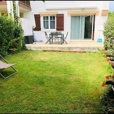 Avec Jardin A Cote De La *
