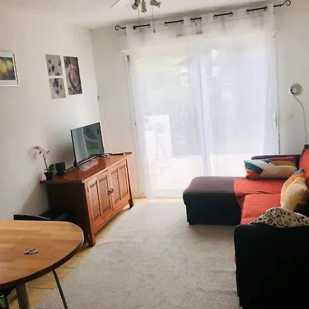 Apartment Avec Jardin A Cote De La *